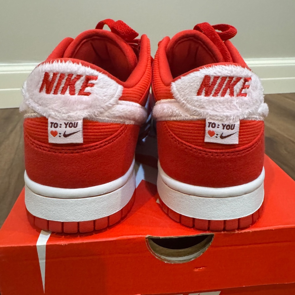 Nike Valentines Day Dunks (2024) Size 6.5Y/8W - Picture 2 of 4